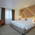 Western Paris Ermitage فندق ميدو