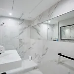 Western Paris Ermitage فندق ميدو